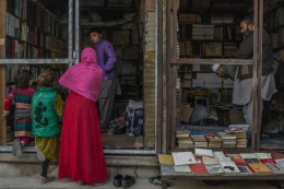 sebuah toko buku yang masih aktif di kota Kabul. (The New York Times/Mauricio Lima)