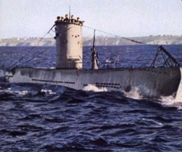 Sebuah U-boat type VIIA muncul di permukaan laut.