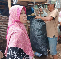 penimbangan di bank sampah Resik Jeliger (dok Maria G Soemitro)