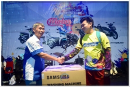 Owner Sentosa Jaya Motor (kiri) serahkan hadiah utama pada Juara I Lomba Jalan Santai dalam rangkaian kegiatan Yamaha Motor Show 2018 (07/04/18). /dokpri