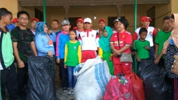 Plt Bupati Bangka Rustamsyah foto bersama peserta jalan santai dengan sampah yang berhasil dipungut disepanjang rute yang dilalui (dok humas Bangka)