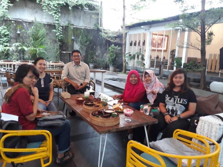 bincang-bincang k-jog dengan Pak Tulus dan Bu Puspa (doc. yulia)