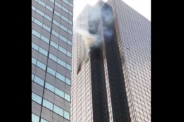 Menara Trump di New York, Amerika Serikat, mengalami kebakaran dan menewaskan seorang pria lansia, Sabtu (7/4/2018). (Twitter/Brian Lawton)
