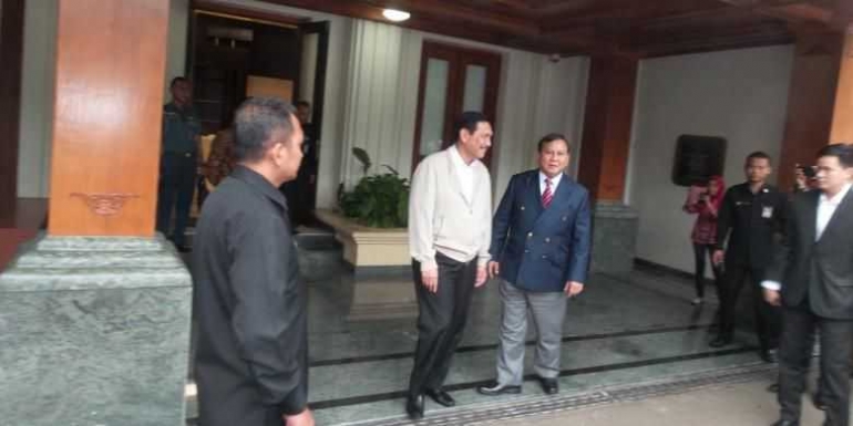 Menkopolhukam Luhut Binsar Panjatan saat mengantar Ketum Gerindra Prabowo Subianto keluar dari kantornya, Rabu (23/3/2016). (KOMPAS.com | Fabian Januarius Kuwado)