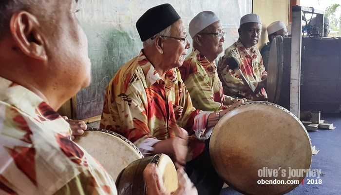 Tiga anggota kelompok kesenian Kompang Jawa dan Hadaro yang sudah sepuh namun tetap bersemangat (dok. koleksi pribadi)