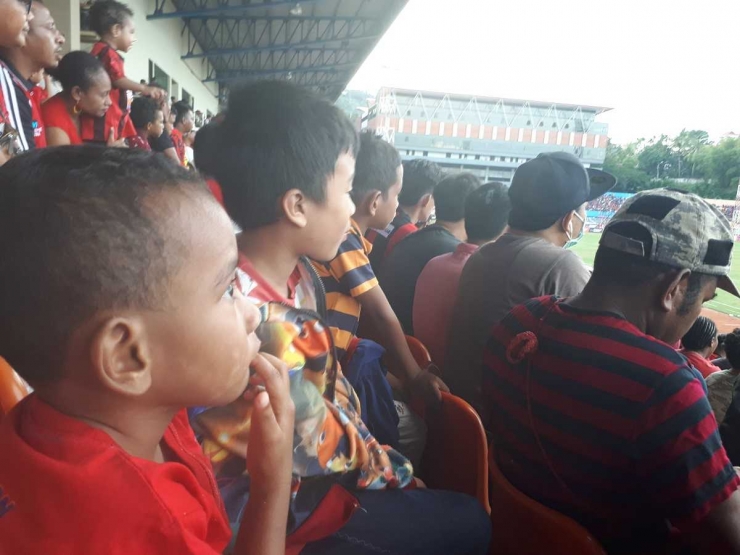 Penonton di Stadion Mandala Jayapura (Ft. Pribadi)