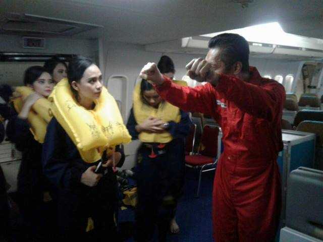 Instruktur Garuda melatih calon pramugari mendarat darurat (dok pribadi)