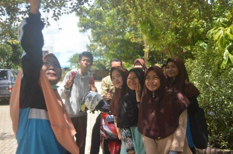 Beberapa alumni ber-swafoto saat berkunjung ke MTsN 3 Hulu Sungai Selatan. (foto : akhmad husaini)