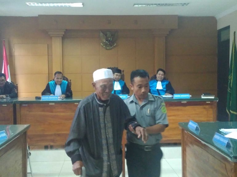 Haji Husaini dipapah petugas saat meninggalkan ruang sidang usai memberikan kesaksiannya di PTUN Surabaya. Dok.pribadi