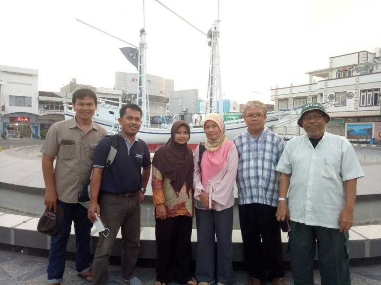 Tim pelatih MTG BP2LHK Makassar - bersama Dr. Muktasam (sumber foto: Nur Hayati)
