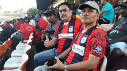 Karyawan BGR menyaksikan Pertandingan di Stadion Mandala Jayapura (Ft. pribadi)