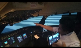 Deskripsi : Dirjen Perhubungan Udara, Bapak Agus Susanto mengajak kami merasakan simulator pesawat CRJ1000 I Sumber Foto : Andri M