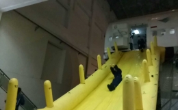 Deskripsi : Para calon Flight Attandant melakukan simulasi penyelamatan ketika pesawat jatuh di darat dengan evacuation slide I Sumber Foto : Andri M