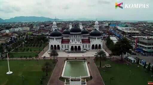 Masjid Baiturrahman Aceh (Sumber: Kompas)