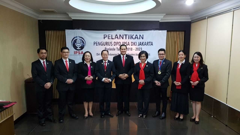 Wenny (4 dari kanan), dilantik jadi ketua IPSA Jakarta