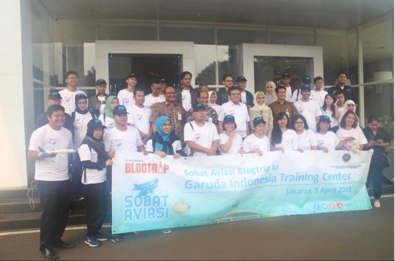 Deskripsi : Para kompasianers berfoto bersama Dirjen Perhubungan Udara dan Manajeman Garuda Indonesia Trainning Center I Sumber Foto : Asita DK