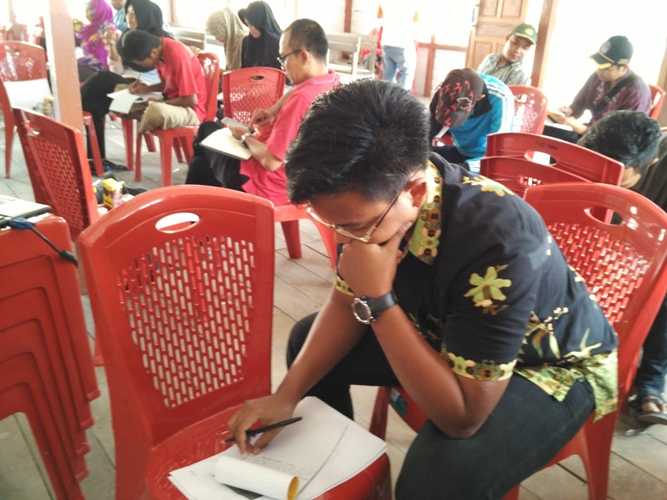 Salah satu peserta pelatihan mencoba untuk menuangkan idenya lewat tulisan. Foto dok. Pit