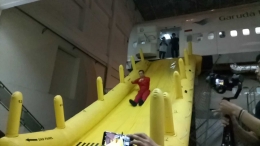 Deskripsi : Instruktur mencotohkan evakuasi apabila pesawat jatuh di darat I Sumber Foto : Andri M