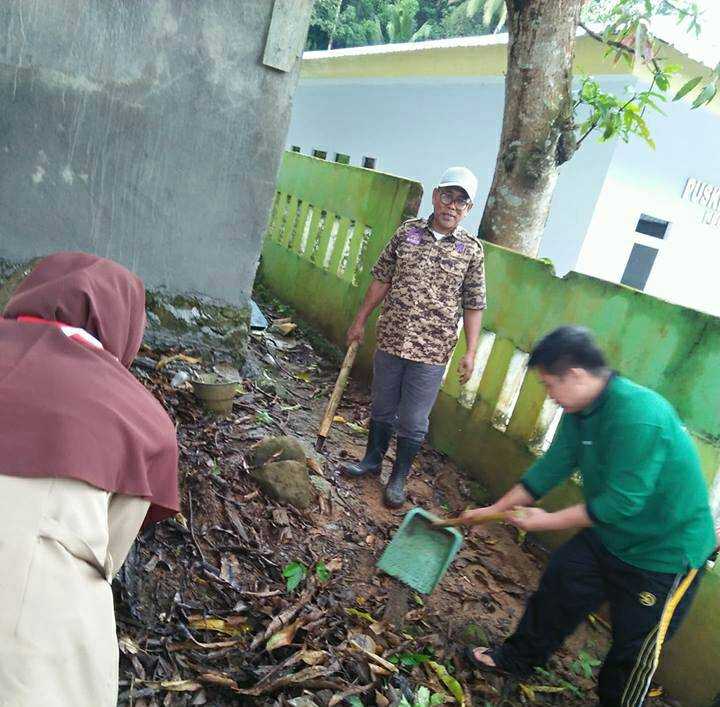 Ka Mabigus (Tengah) Ambalan KH. Ahmad Dahlan- I Patimang daeng Tukontu bersama Aparat Desa Batumalonro terlibat langsung pada kegiatan kerja bakti di Kantor Desa Batumalonro (8/4/2018)