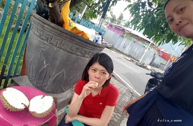Nongkrong Makan Durian Ternate