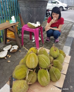 Nongkrong Makan Durian Ternate