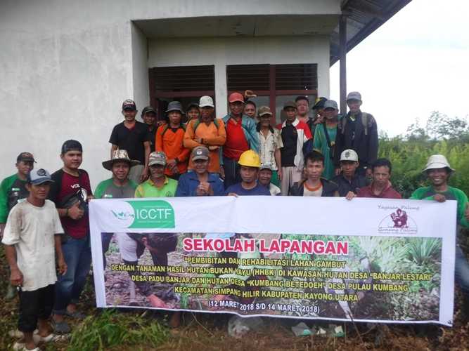 Lembaga Pengelola Hutan Desa di Kecamatan Simpang Hilir Lakukan Sekolah Lapangan Pembibitan dan Rehabilitasi Kawasan Hutan Desa Dengan Tanaman Hasil Hutan Bukan Kayu. Foto dok. Yayasan Palung