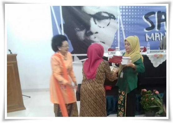 Pemberian kenang-kenangan berupa buku karya Mangunsarkoro untuk Museum Sumpah Pemuda (Dokpri)