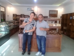 Saya berkesempatan berfoto bersama Pak Yudhiono, GM Bale Ayu Group, di dalam Cikis Cake & Bakery (dokumen pribadi).