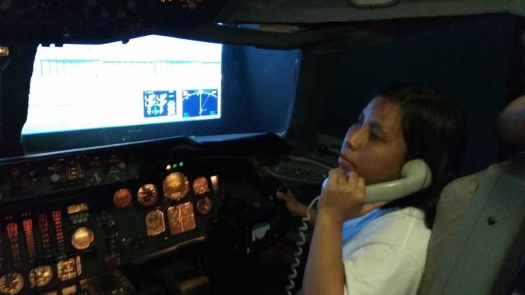 Berada dalam simulator pesawat (dok.windhu)