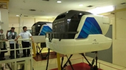 Inilah bentuk flight simulator. GITC memiliki 7 flight simulator. Tampak Dirjen Perhubungan Udara Ir. Agus Santoso Msc mendampingi #sobataviasitrip (dok.windhu)