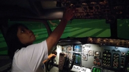 Berkat BlogTripSobatAviasi, bisa merasakan duduk di kursi cockpit dan melakukan simulasi terbang Jakarta-Suarabaya (dok.windhu)