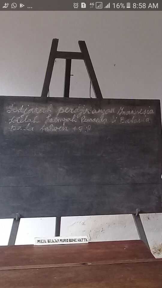 Papan Tulis yang digunakan oleh Pak Hatta untuk mengajar pribumi di Banda (dok. Pribadi) 