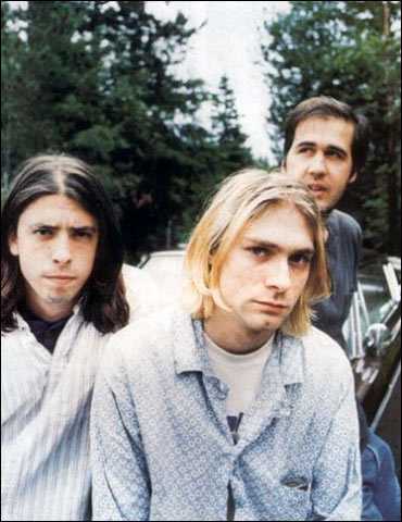 Kurt Cobain, Krist Novoselic, dan Dave Grohl yang populer berkat nama Nirvana (sumber: boston.com)