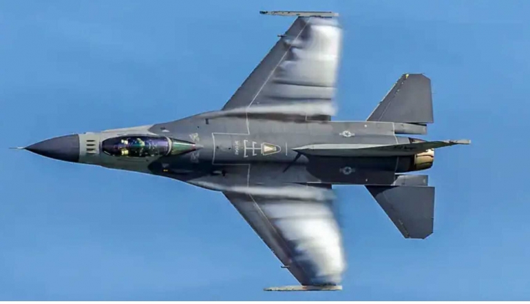 Deskripsi : F16 Viper menunjukkan kemampuan manuvernya I Sumber Foto : airshowny.com