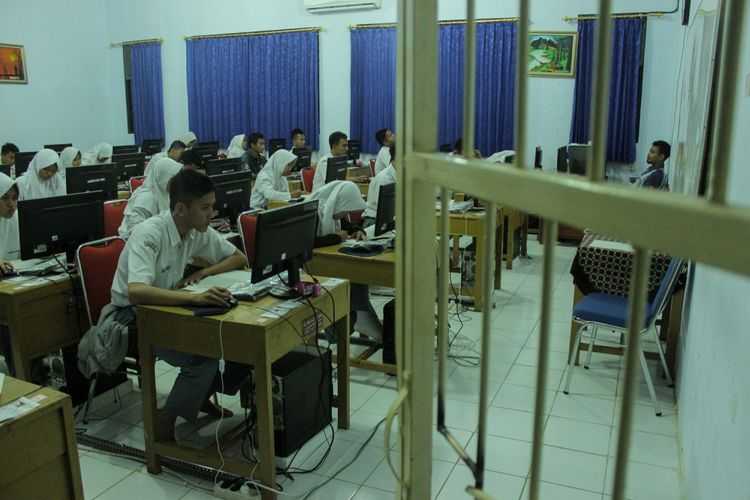 Siswa SMA Negeri 2 Purbalingga terpaksa mengikuti Ujian Nasional Berbasis Komputer (UNBK) ulang untuk mata pelajaran matematika, Selasa (10/4/2018) malam.(KOMPAS.com/Iqbal Fahmi)
