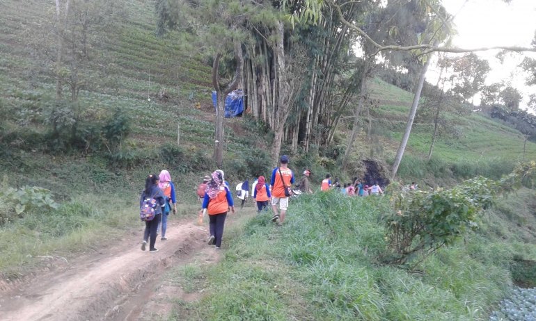 Foto : Sahabat Ceria Jalan-jalan menapak simpang keled Pujon - Malang