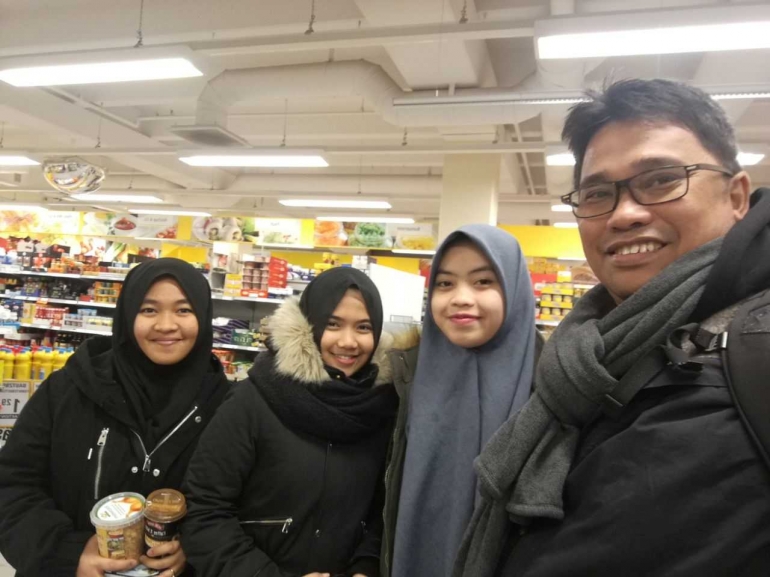 Bersama Diah, Asisah dan Alizah di Netto Supermarket,Wismar.(dokpri)