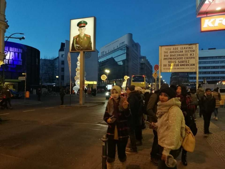 Memasuki Blok Timur nampak foto serdadu Uni Soviet. (dokpri)