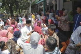 Sejumlah warga Jawa Timur mengantar Emil Dardak ziarah di makam Mbah Karimun