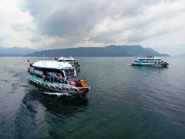 Kapal-kapal Melintasi Danau Toba (Dokpri)