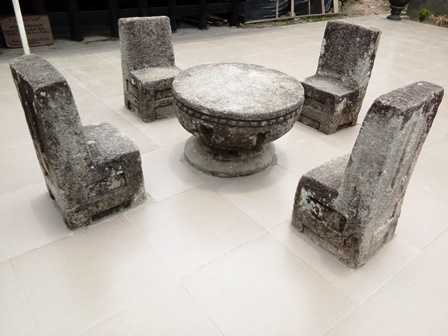 Meja dan Kursi Terbuat dari Batu (Dokpri)