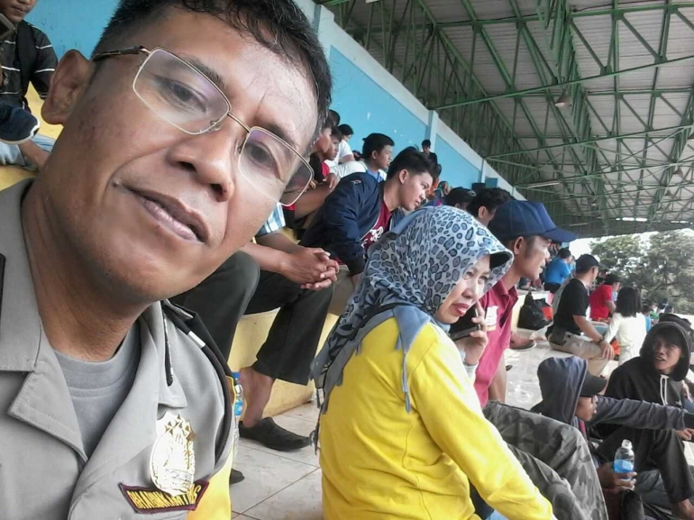Lurah Kota Bambu Utara Ibu Ina Ariyani, SKM & Bhabinkamtibmas Aiptu Bambang Sis turut menyaksikan laga futsal (dok. pribadi)