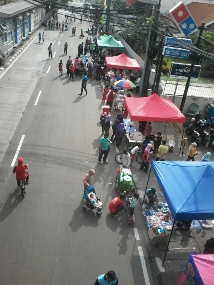 Jejeran lapak pedagang UMKM saat Car Free Day Jl. Tomang