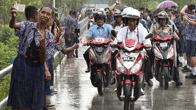 Jokowi naik motor di Papua (Tempo)