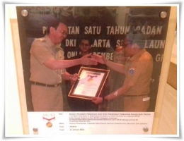 Gubernur DKI Jakarta Basuki T. Purnama sedang menyerahkan piagam (Dokpri)