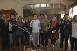 Emil Dardak berkunjung ke rumah mantan Ketua DPC PDI-P Geng Wahyudi, di Malang. 
