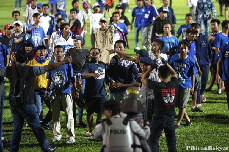 Suporter Arema FC Rusuh Turun Ke Jalan (Pikiranrakyat.com)
