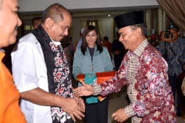 Plt Bupati Bangka Rustamsyah usai mengalungkan kain cual, khain tenun khas Bangka kepada Menteri Pariwisata Arief Yahya (dok. Humas Bangka)