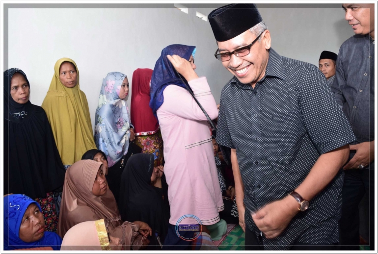 Muhammad Yasin (berkacamata) kunjungi warga Kecamatan Sinoa, Kabupaten Bantaeng.