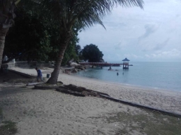 Pantai Tanjung Pesona Sungailiat (foto Rustian)